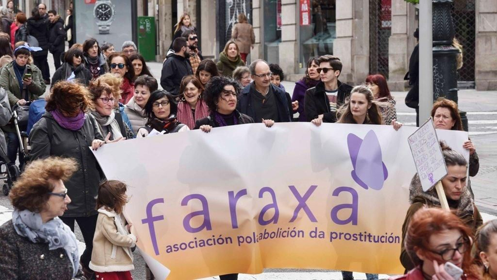 La marcha feminista recorre las calles de Vigo 26