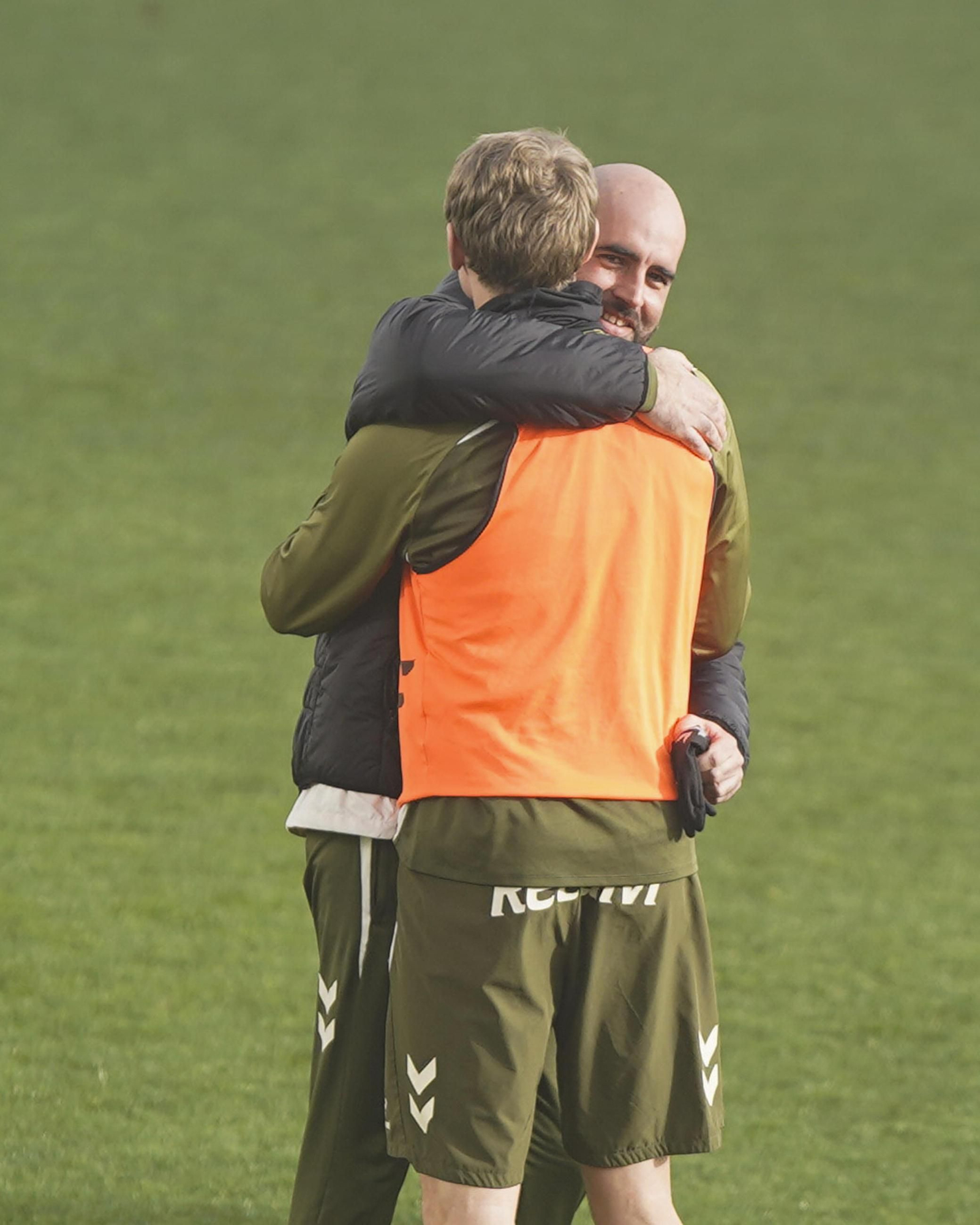 Giráldez abraza a Carl Starfelt en el inicio del entrenamiento ayer.