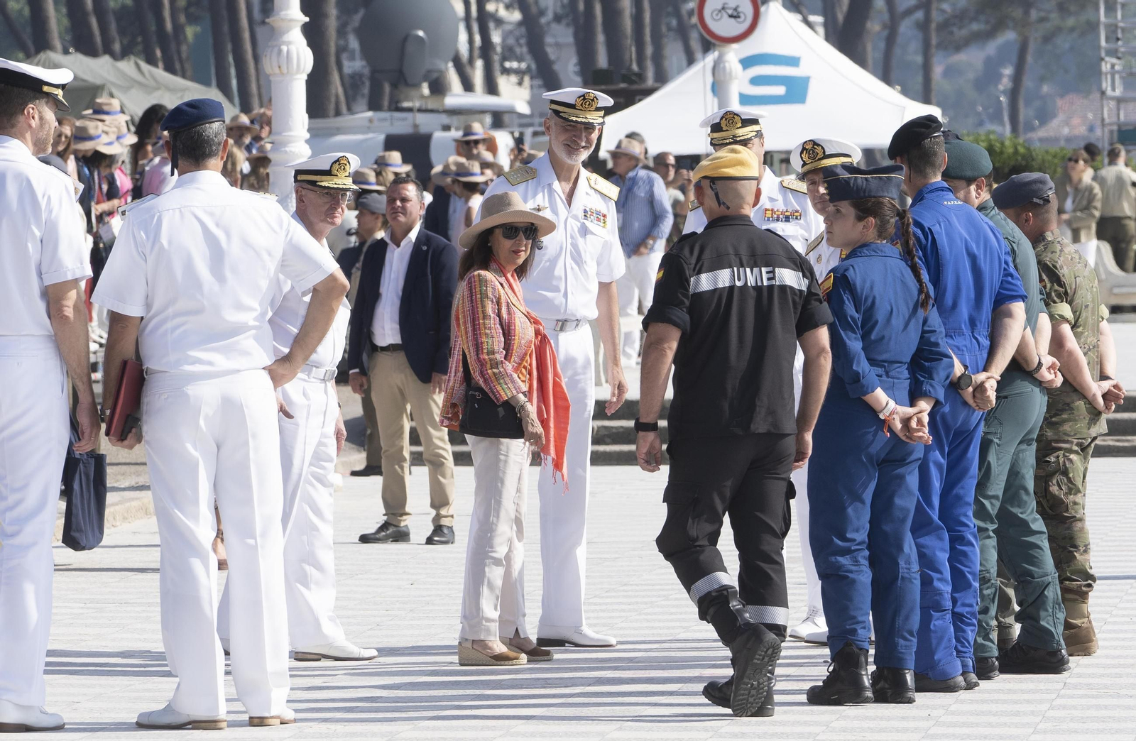 Galería | Felipe VI participa en la revista naval y presencia la exhibición de militares en Samil