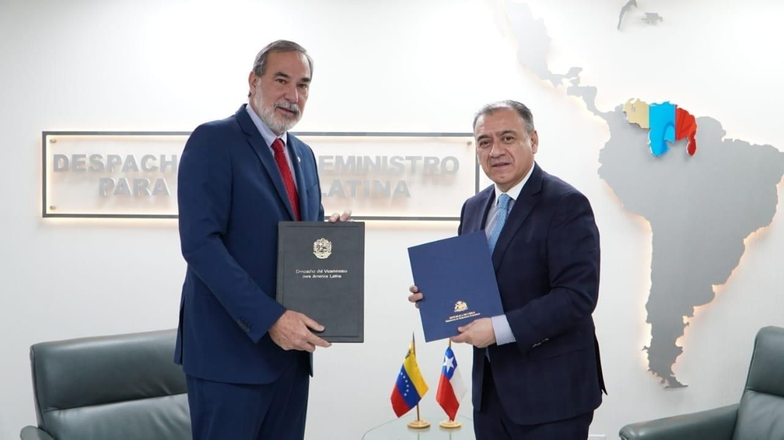 El director general de Asuntos Consulares, Inmigración y Chilenos en el Exterior, Hernán Núñez, y el viceministro para América Latina de Venezuela, Mauricio Rodríguez, reunidos en Caracas