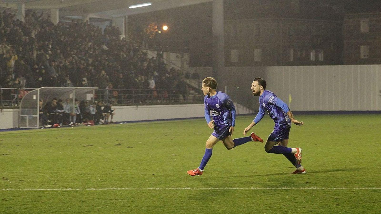 Álex Gil celebra con rabia el gol perseguido por su compañero Fran Carmona.