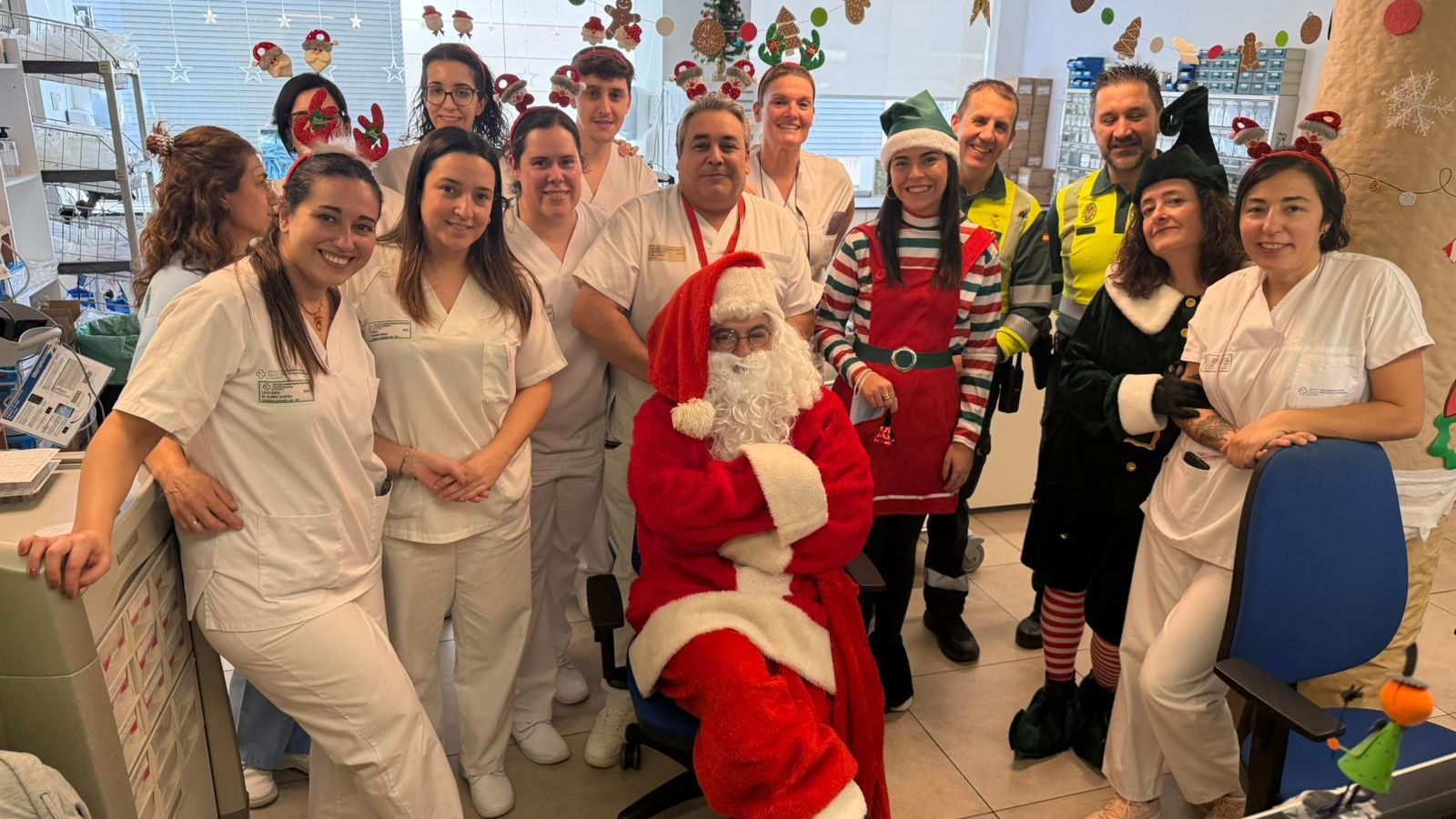 Durante todo el recorrido, Papá Noel estuvo acompañado por una pareja de guardias civiles de la Comandancia de la Guardia Civil de Ourense.