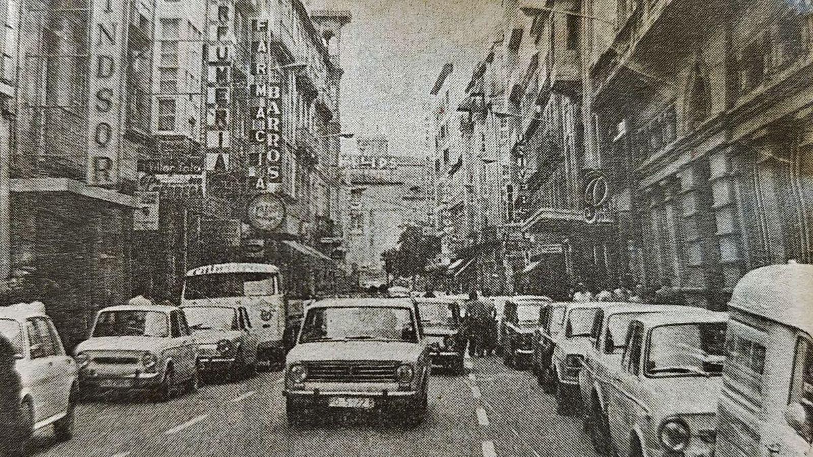 El “Paseo” tomado por los coches.