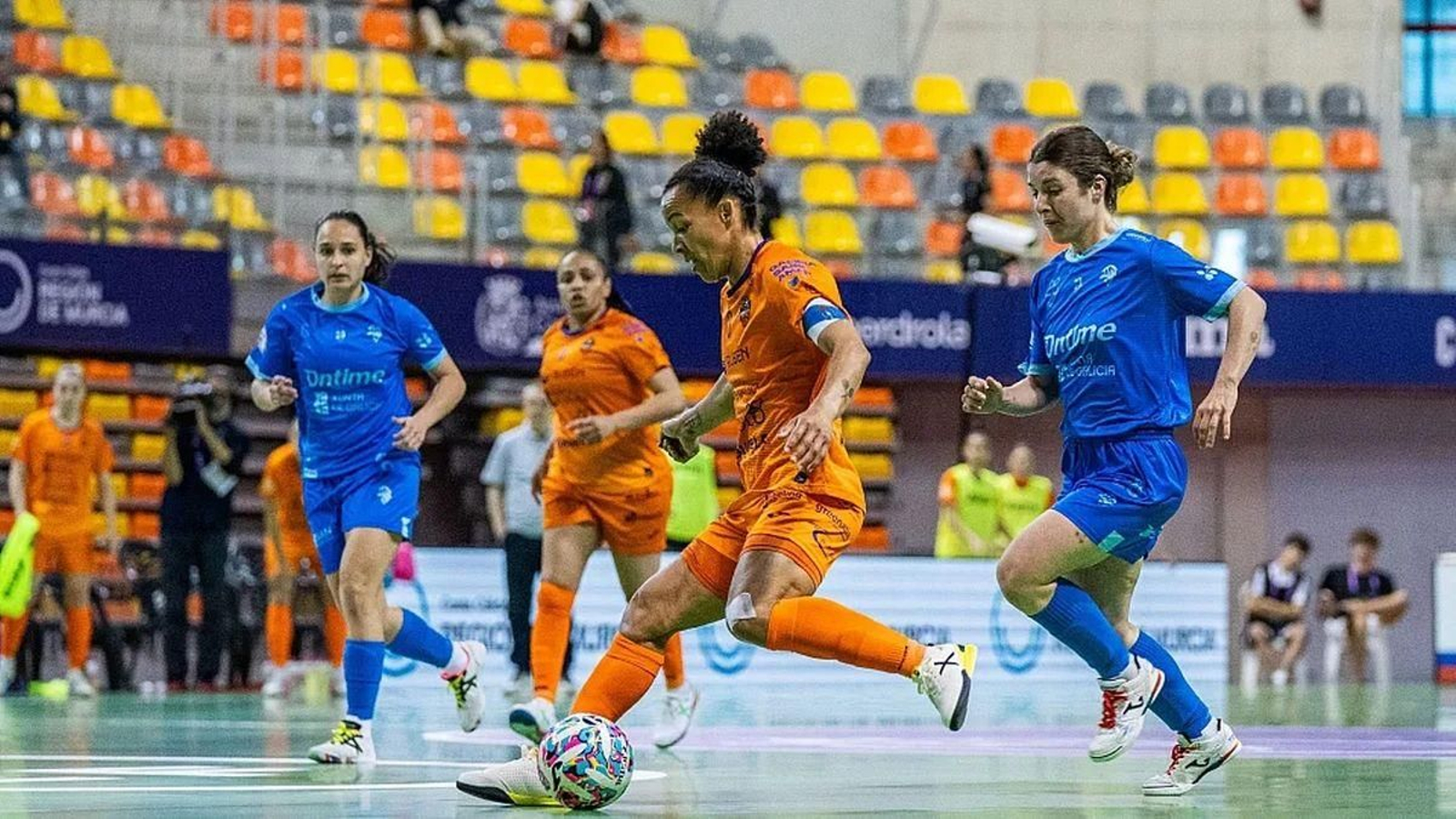 La capitana del Burela, Dany Domingos,  ante las azulonas Ana Rivera y Vero.