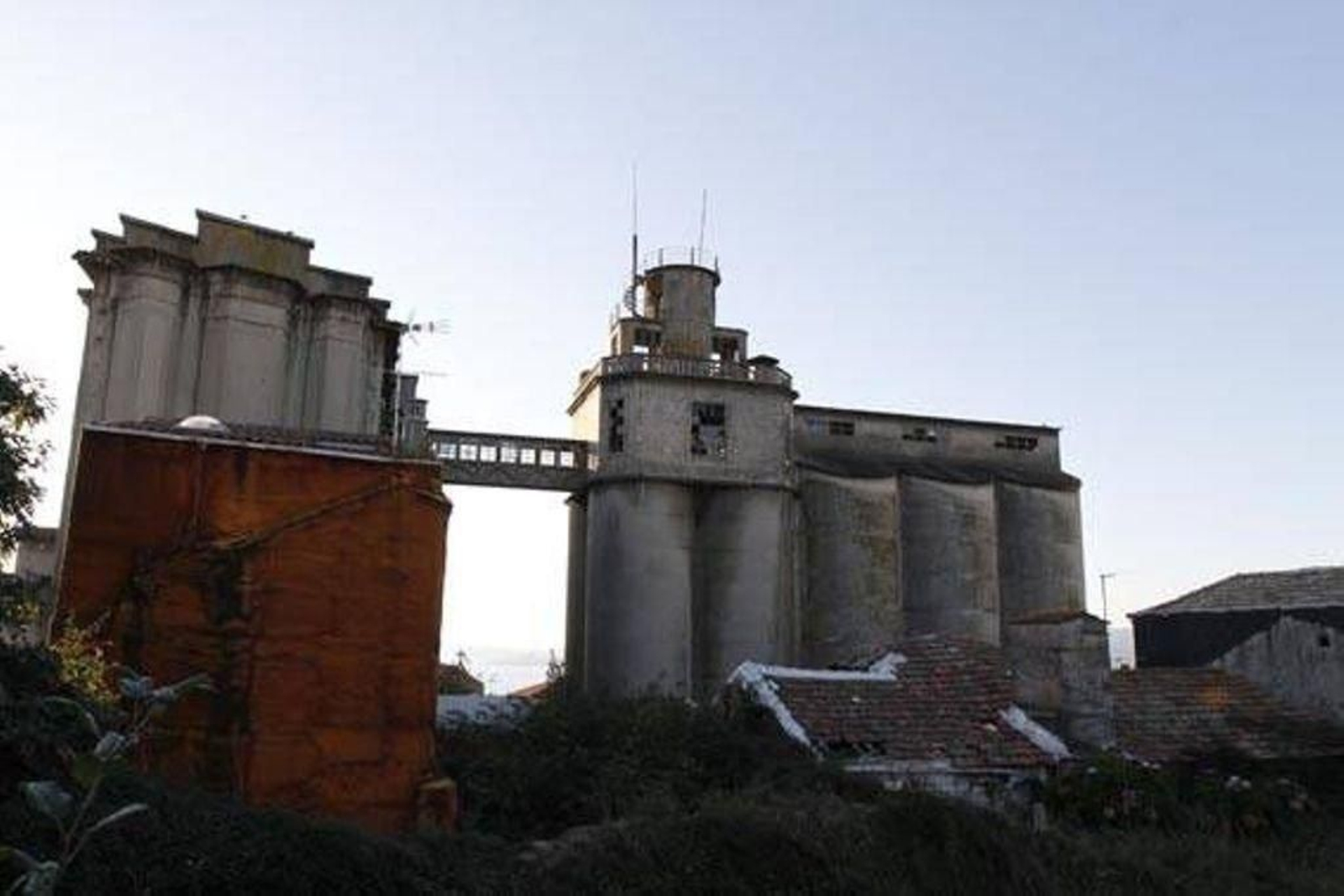 La Panificadora, hoy en ruinas, forma parte del legado arquitectónico de Gómez Román en Vigo.