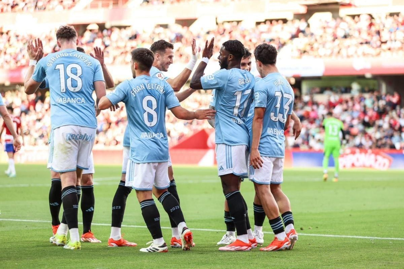 Los jugadores del Celta celebran su segundo gol del domingo en Granada, obra de Bamba.