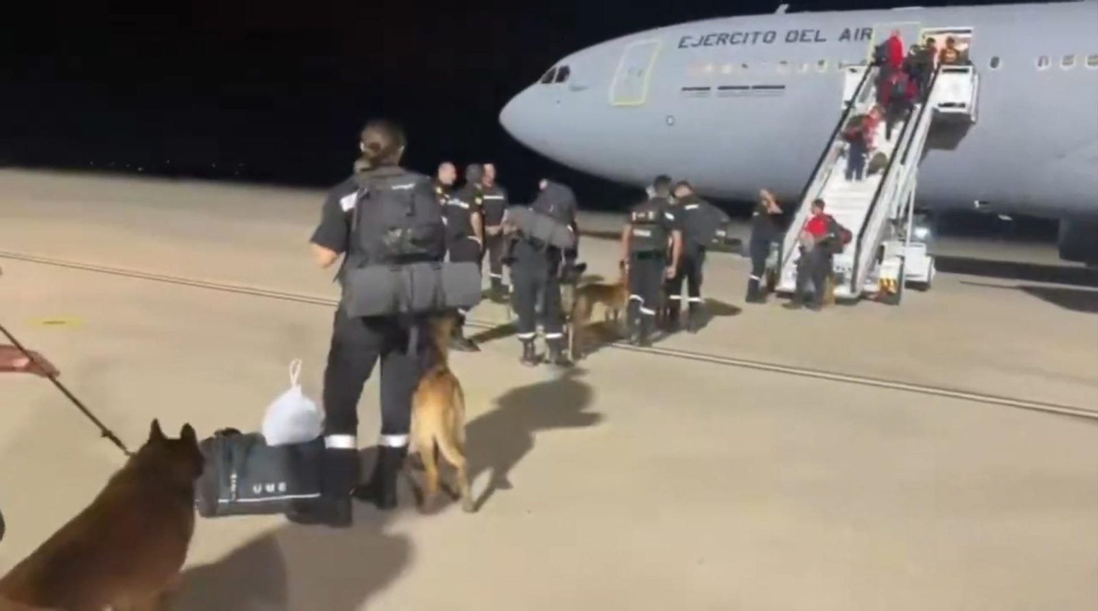 El avión  con efectivos de la UM a punto de despegar