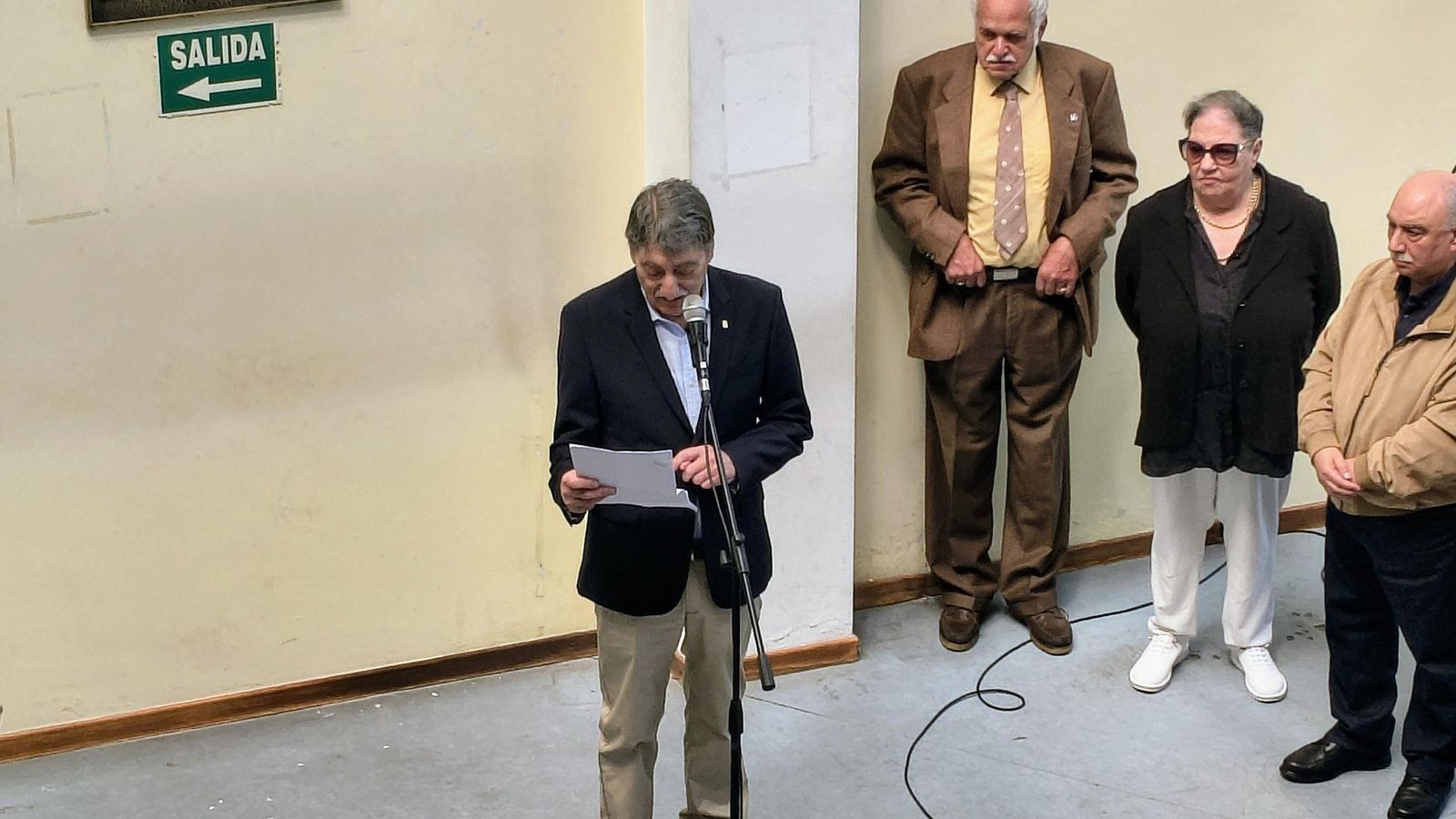 El nieto mayor de Luis Pando durante el homenaje a su abuelo fusilado.