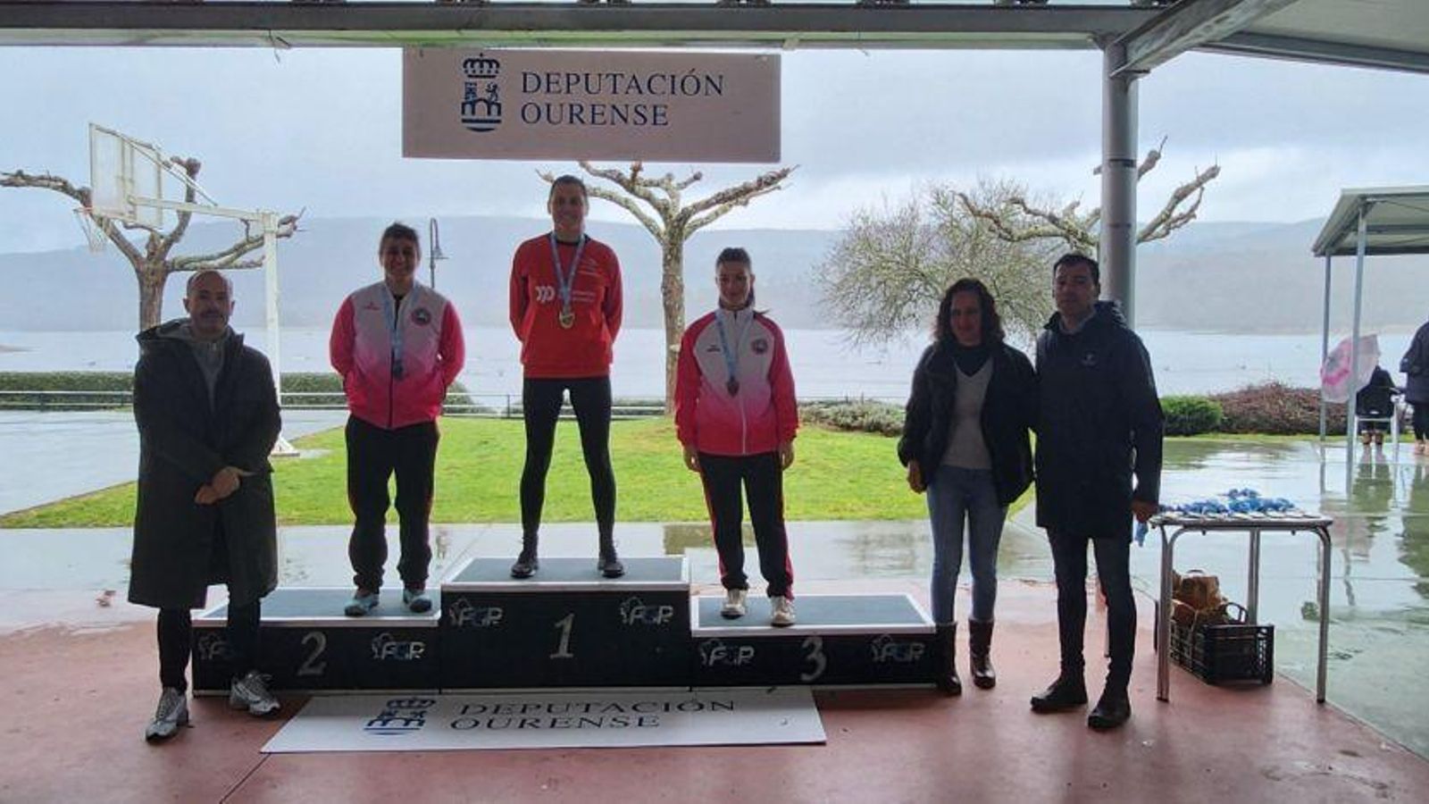 Las palistas locales Berta María (2) y Rosalía Dolores (3), en el podio de honor.