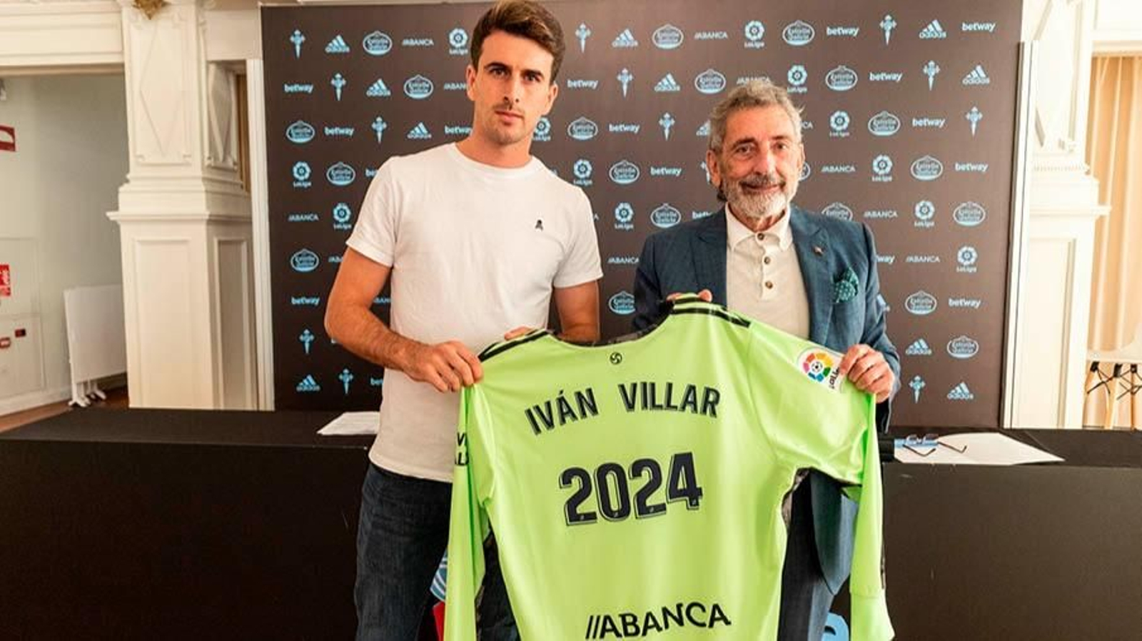Iván Villar posa junto al presidente céltico, Carlos Mouriño, tras su extensión de contrato.