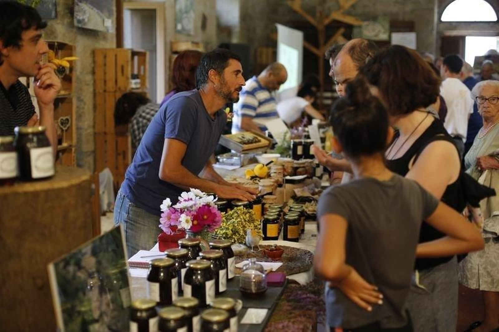 Productos apícolas expuestos en la feria de Allariz del pasado fin de semana (XESÚS FARIÑAS).