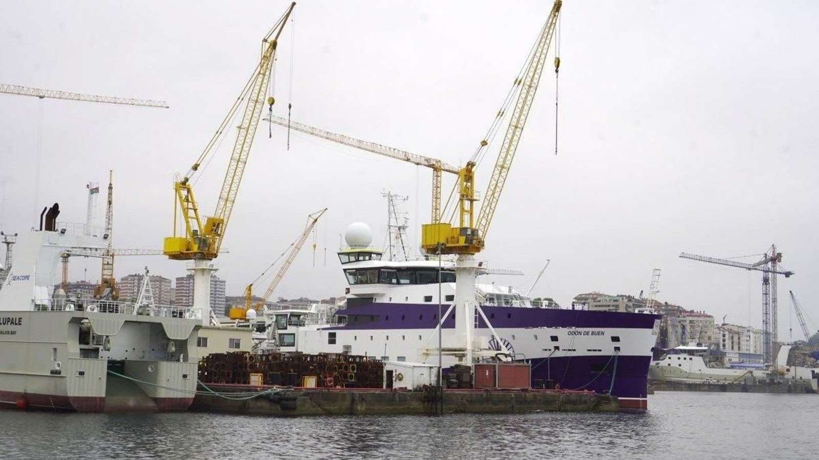 El oceanográfico ‘Odón de Buen’, ayer en el astillero Ría de Vigo, de Armón.