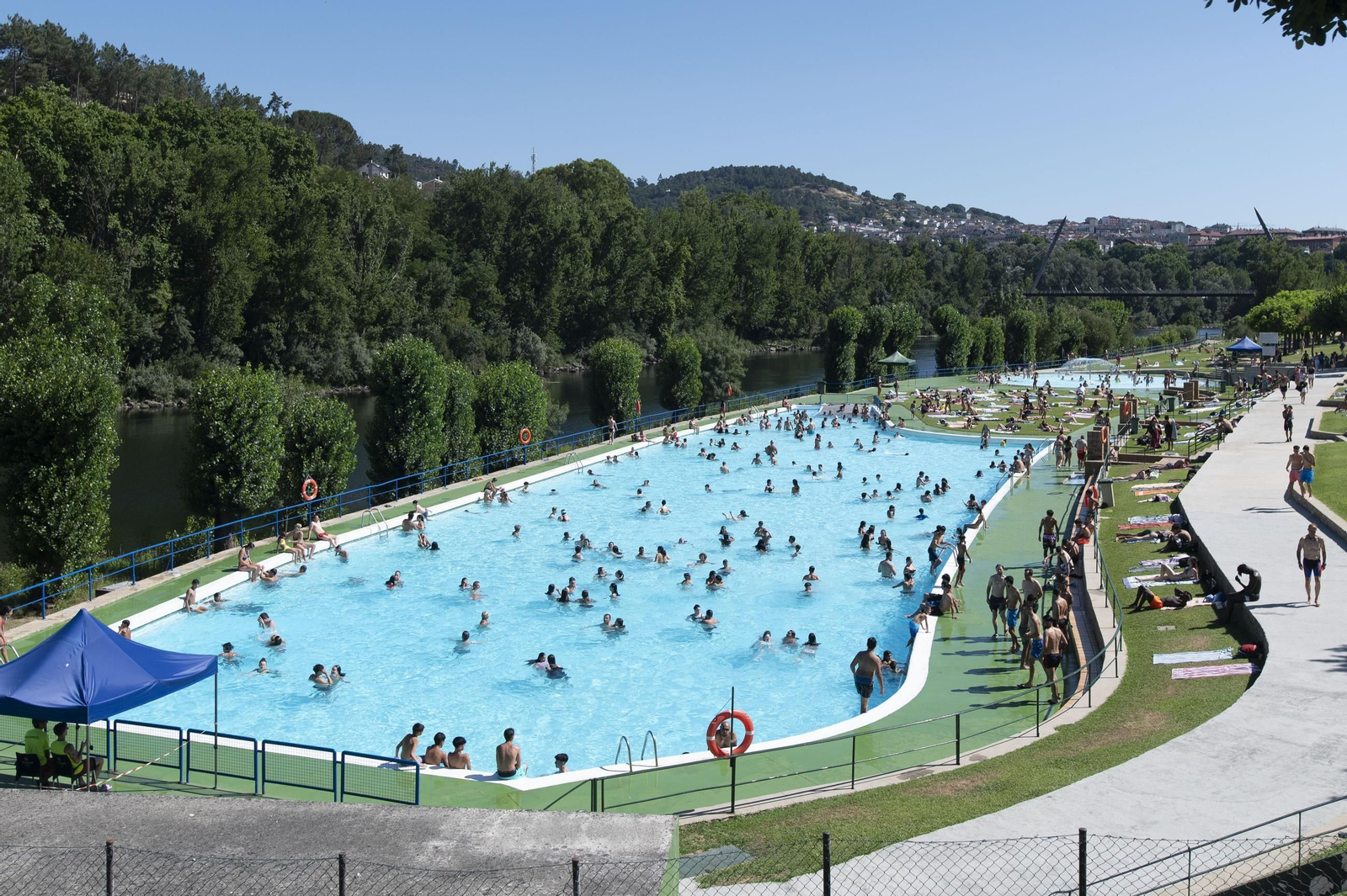 Galería | Los ourensanos combaten las altas temperaturas con sombras, piscinas y ríos