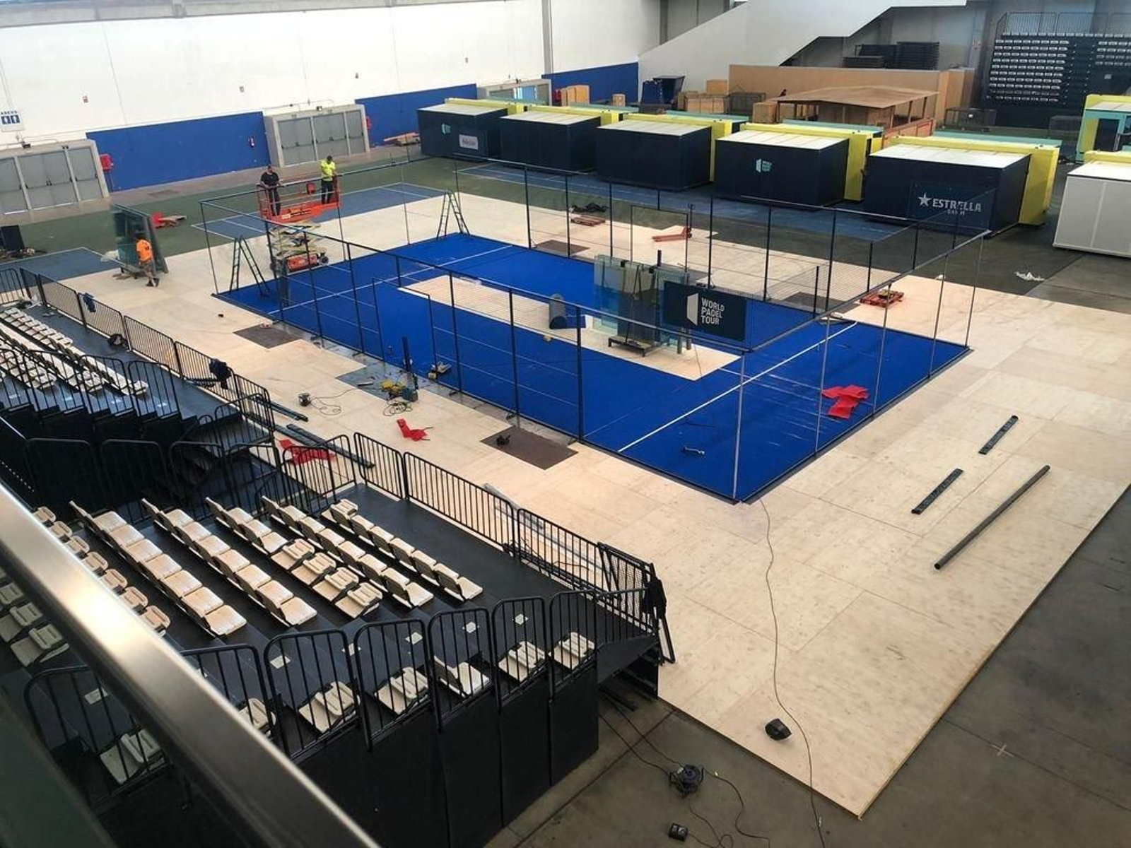 El World Padel Tour desembarcó ayer en el Ifevi para montar pistas y el village comercial.