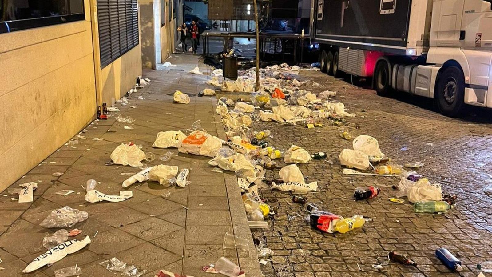 Basura y botellas tiradas en el suelo tras la actuación de la orquesta.