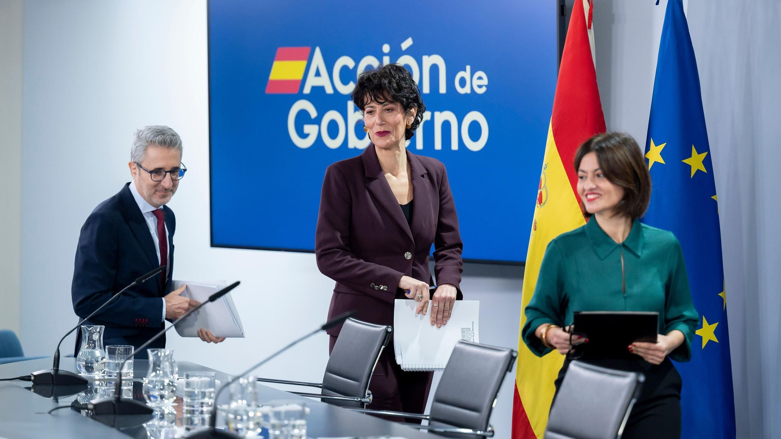 El ministro de Hacienda, Arcadi España; la ministra de Inclusión, Seguridad Social y Migraciones y portavoz del Gobierno, Elma Saiz, y la ministra de Juventud e Infancia, Sira Rego, durante una rueda de prensa tras el Consejo de Ministros