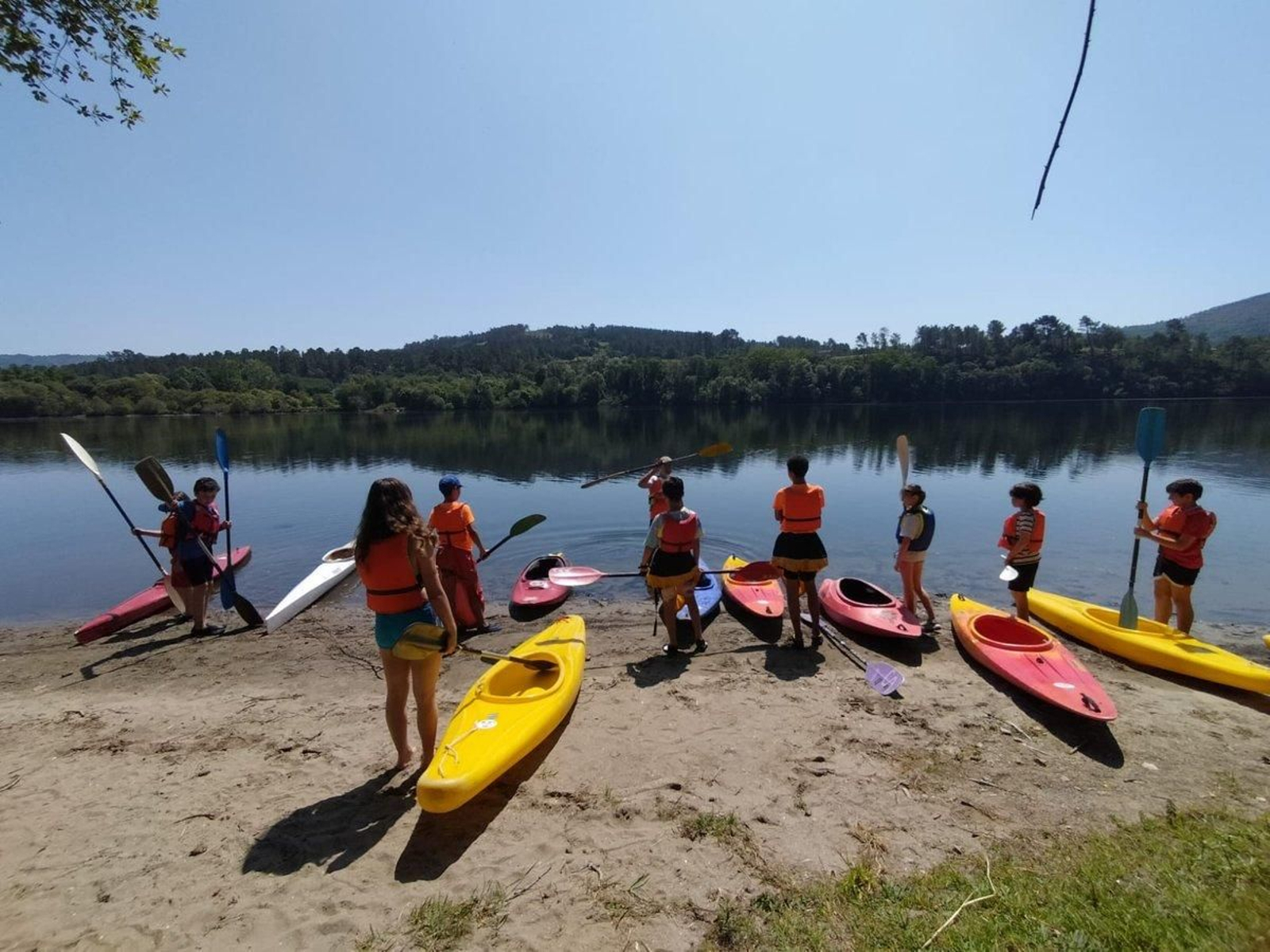 Actividad de piragüismo del CEIP Carmen García Carrasco en Cenlle.