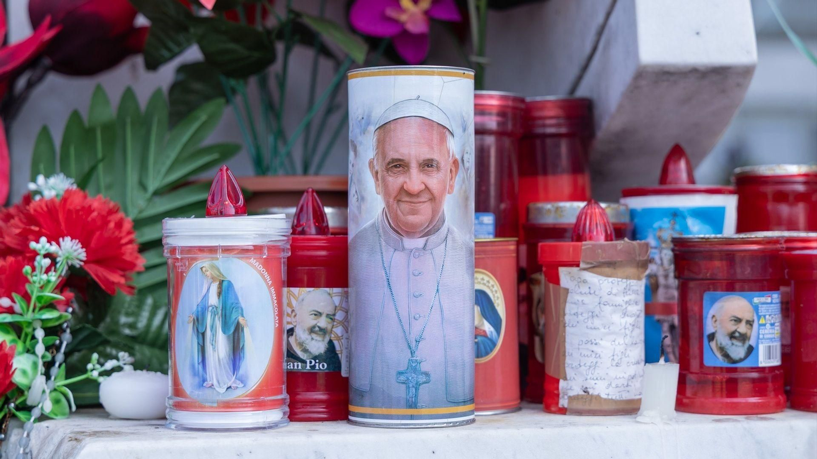 Una vela con la cara del Papa Francisco.
