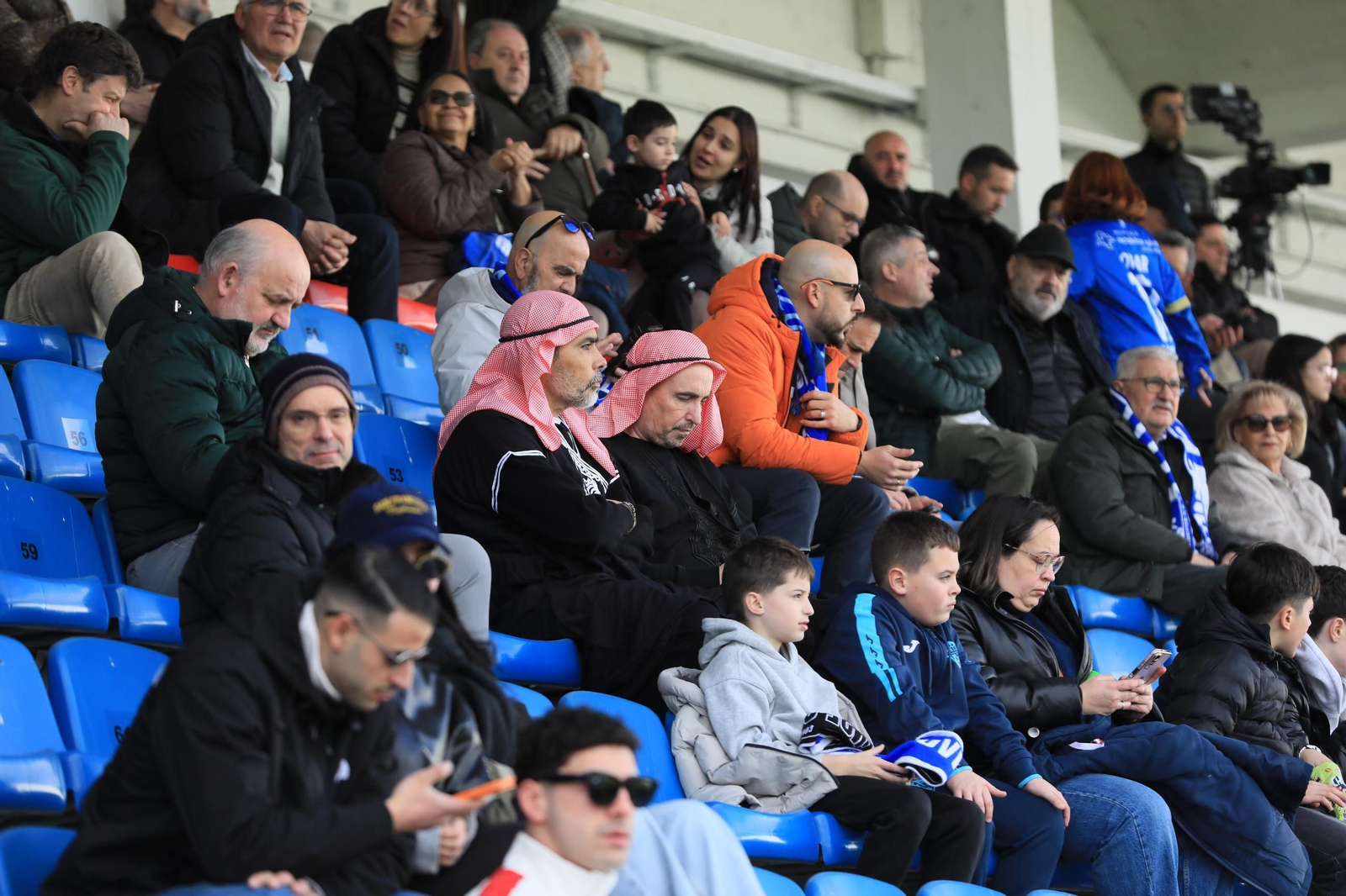 Galería | Goles y disfraces en el regreso del Ourense CF a O Couto