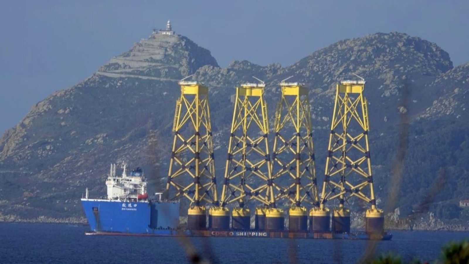 Recientemente un mercante pasó junto a las Cíes transportando unas plataformas para un proyecto eólico similar.