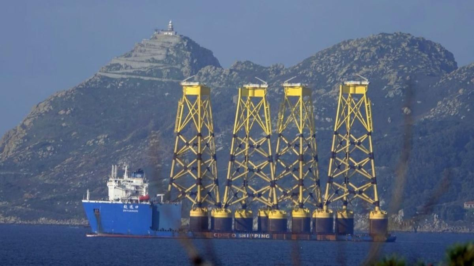 Recientemente un mercante pasó junto a las Cíes transportando unas plataformas para un proyecto eólico similar.