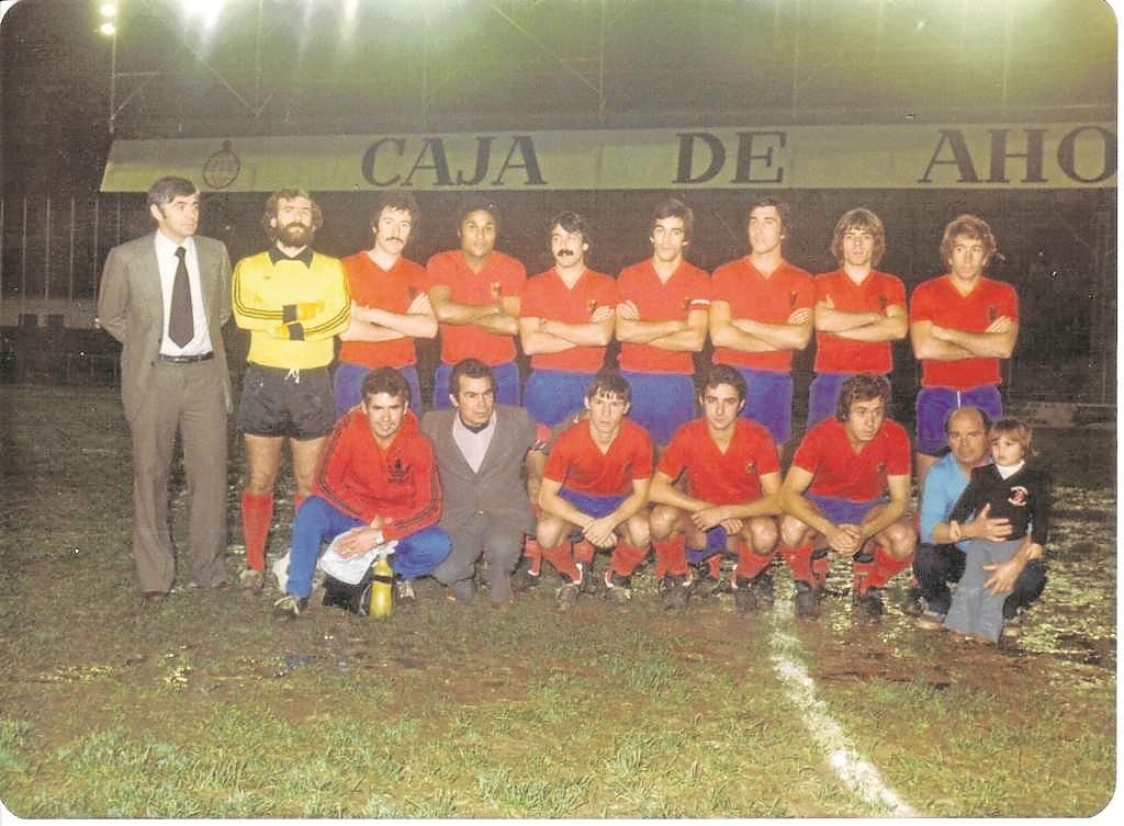 El combinado ourensano. De pie: Arcángel (entrenador), Joel Castro, Tito Valdés, Eusébio, Fuertes, Tomé, Blach, Antonio Dacosta y Velázquez. Agachados: Pichi (masajista), Perón (directivo), Romerito, Rivera, Teixidó y Roque Laso (masajista).