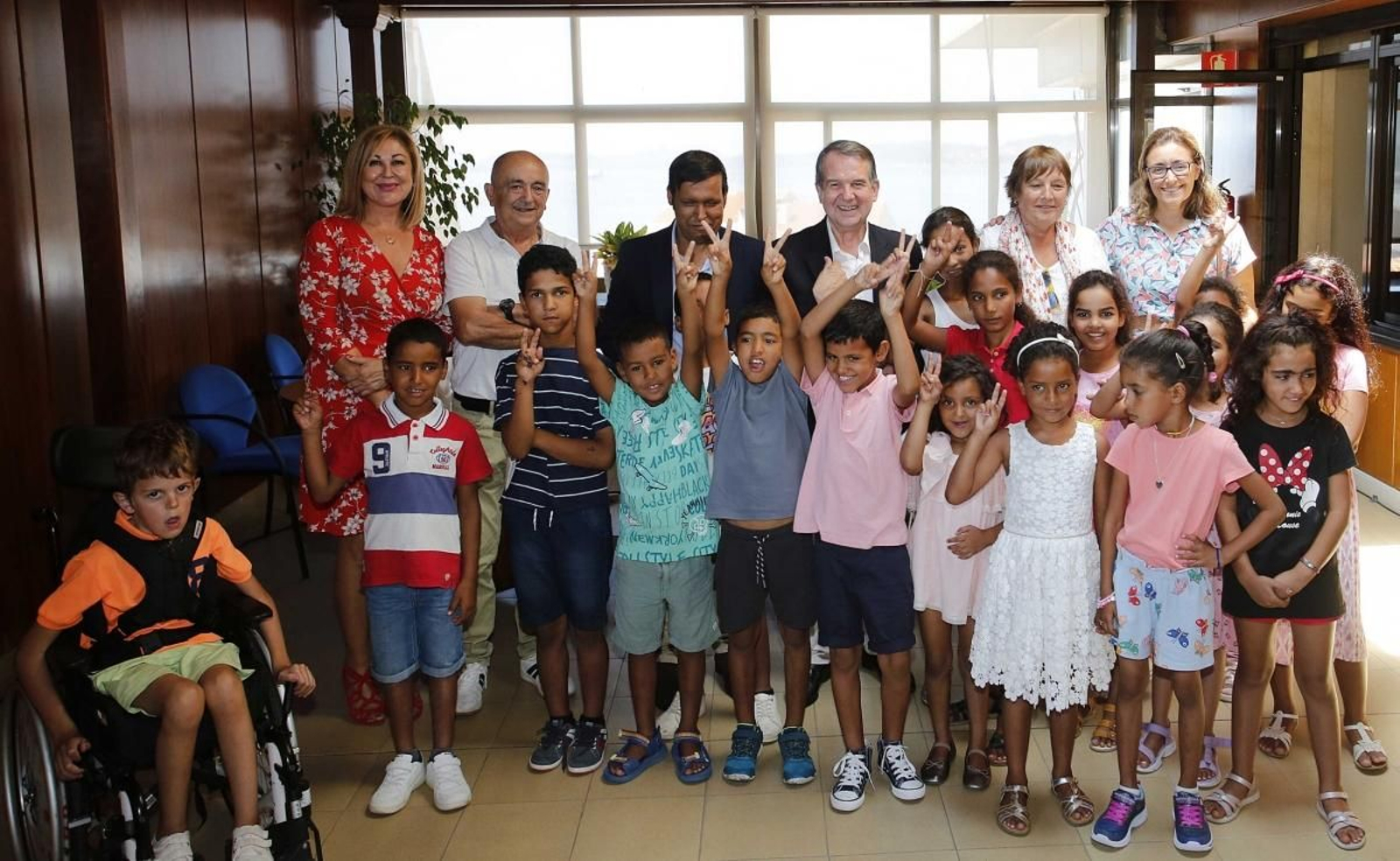 Los niños, acompañados de sus familias de acogida, fueron recibidos por el alcalde ayer en el Ayuntamiento de Vigo.