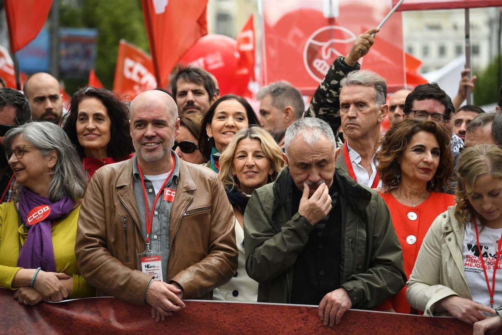 En la primera fila, el secretario general de CCOO, Unai Sordo (i) y el secretario general de UGT, Pepe Álvarez (c). // E.P.