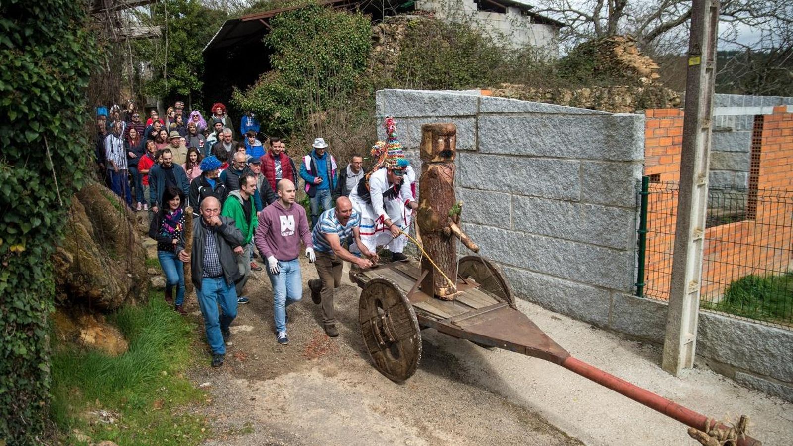 TEIXUGUEIRAS (CARTELLE). 05/03/2019. OURENSE. Martes de Entroido en Teixugueiras y Xinzo das Teixugueiras con el paseo del Meco encima de un carro de vacas que circula tanto por el pueblo como por los terrenos de cultivo. FOTO: ÓSCAR PINAL 