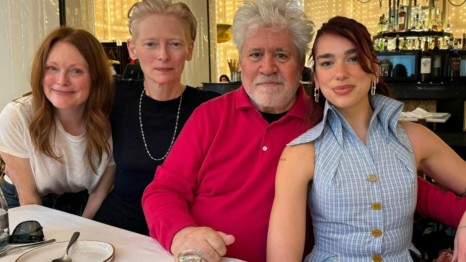 Almodóvar, de comida con Julianne Moore, Tilda Swinton y Dua Lipa. // X (@AgustinAlmo)