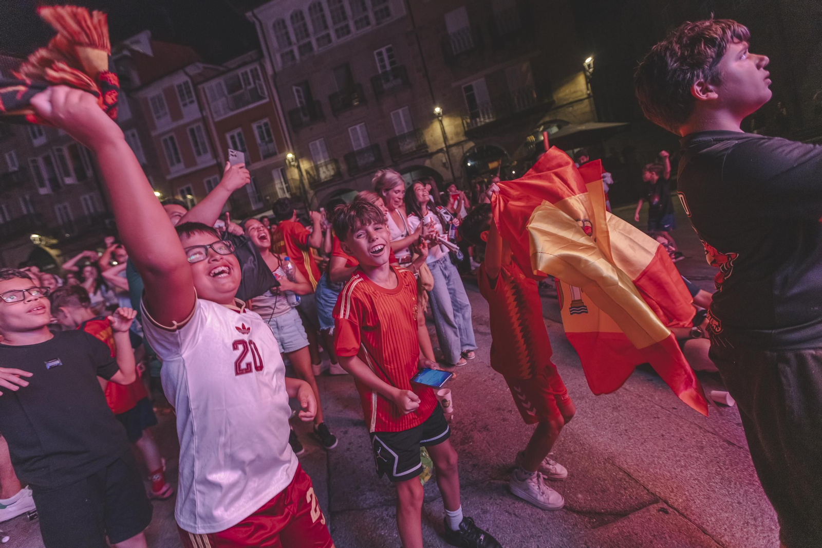 Galería | Camisetas, banderas y las calles de Ourense llenas de emoción por ver a España jugar los cuartos de final, en fotos