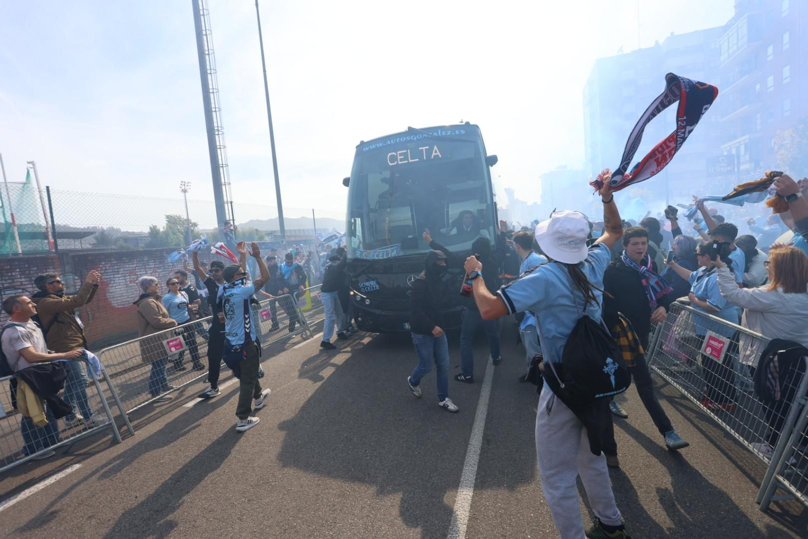 Galería | Una marea celeste recibe a los jugadores en Balaídos