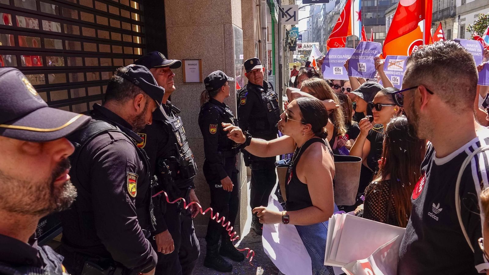 Momentos de las protestas por las calles del centro de Vigo.