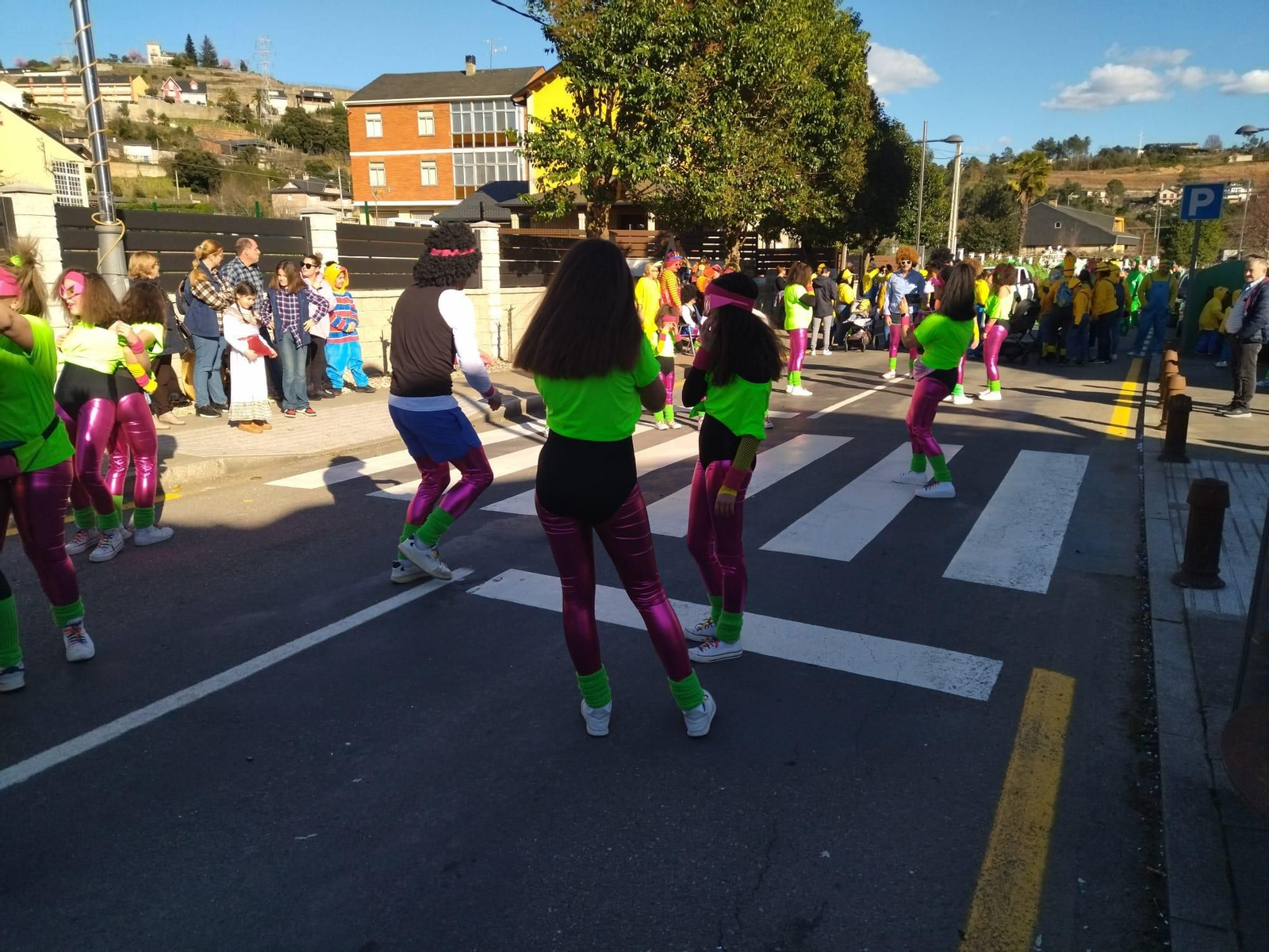 Galería | El desfile de Vilamartín citó  a casi una veintena de comparsas