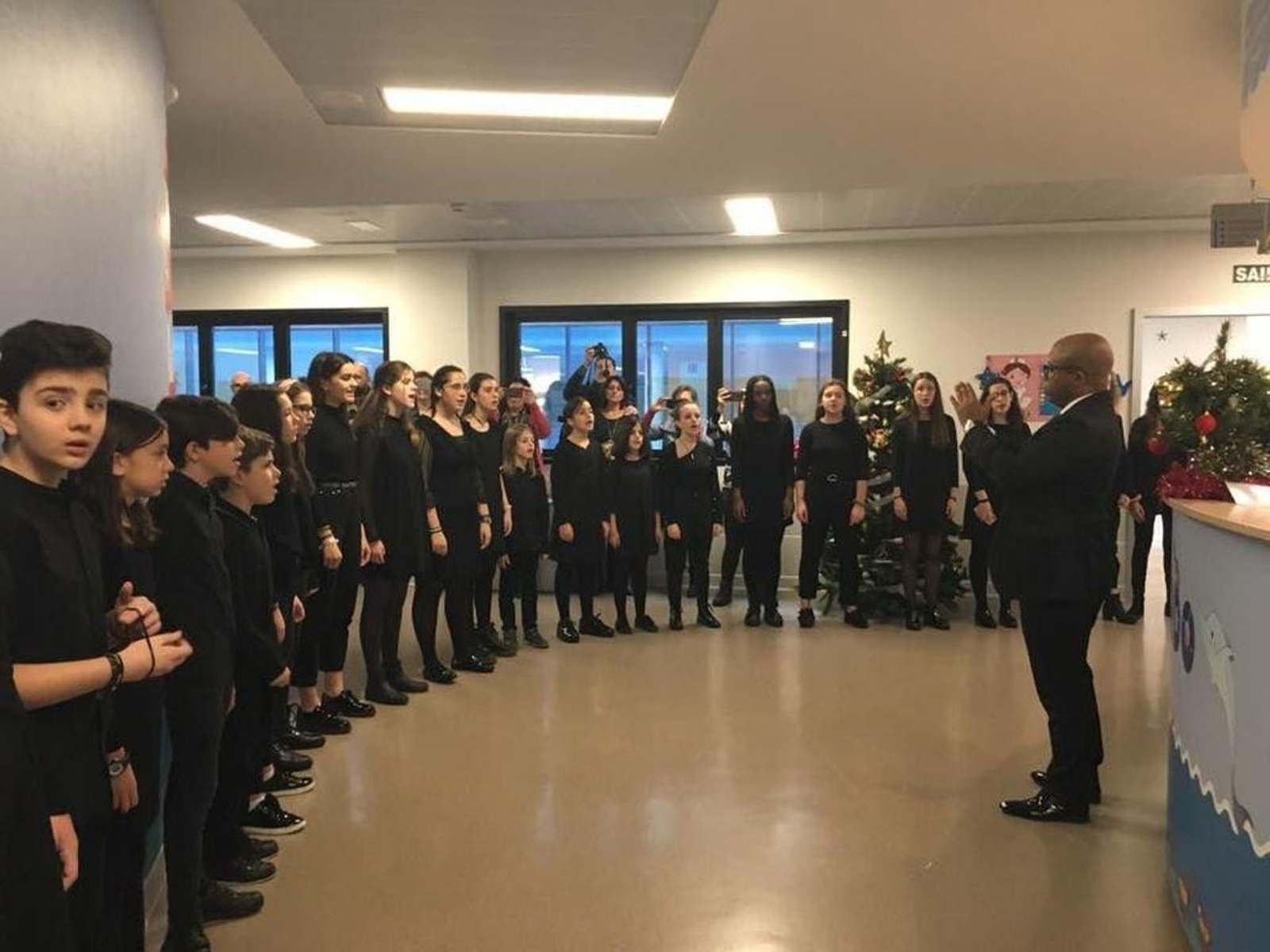 Los alumnos cantaron el mes pasado en el hospital.