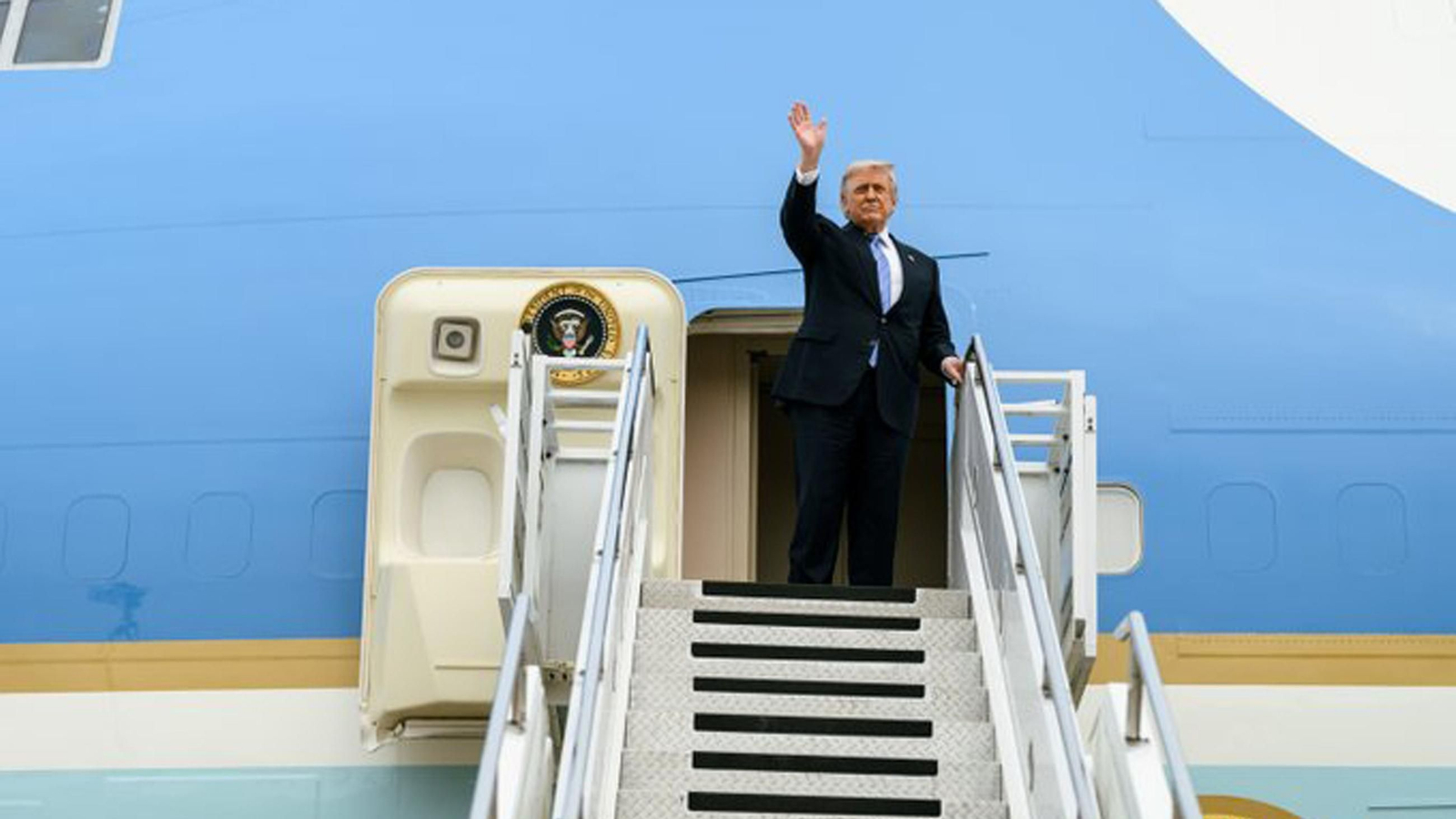 Imagen de archivo del presidente de EEUU, Donald Trump, a bordo del Air Force One.