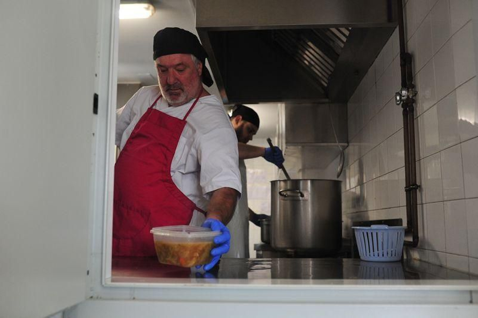 Carlos Pardo, voluntario, con uno de los táperes listo para la entrega; a lo largo de la mañana se servirán 250 (JOSÉ PAZ).