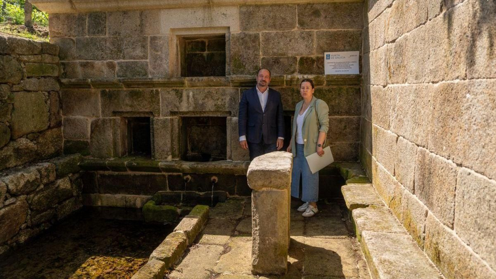Marta Valcárcel y José Merelles, en su visita a la Fonte da Casa da Inquisición' recién rehabilitada.