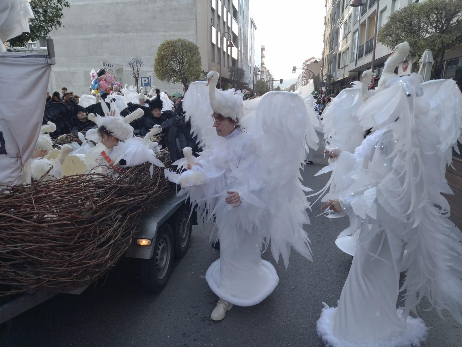 Galería | Música, paparota y mucho colorido en la comarca de Valdeorras durante su Martes de Entroido
