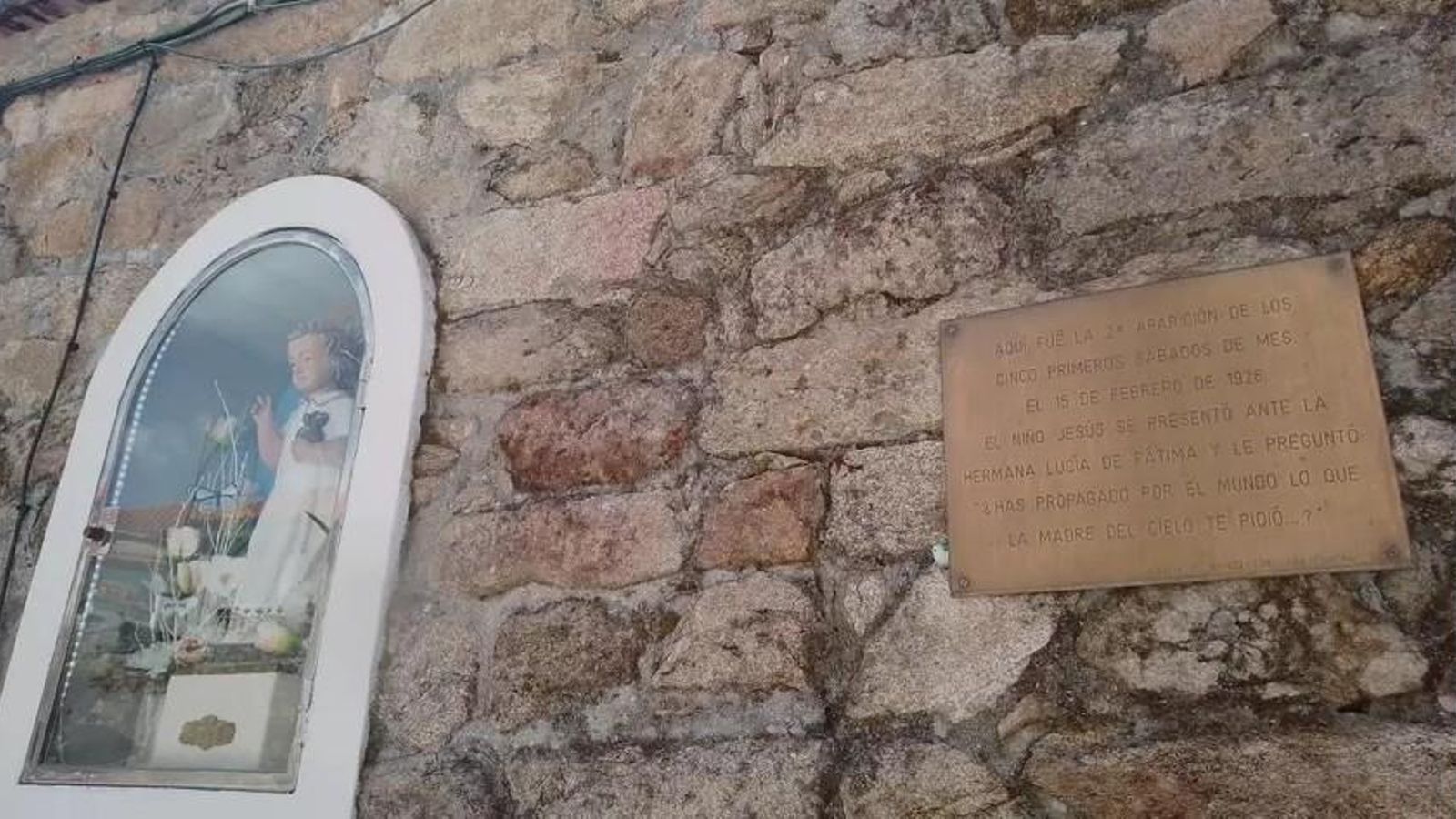 Una imagen del Niño Jesús preside el patio donde tuvo lugar la segunda revelación de la Virgen.