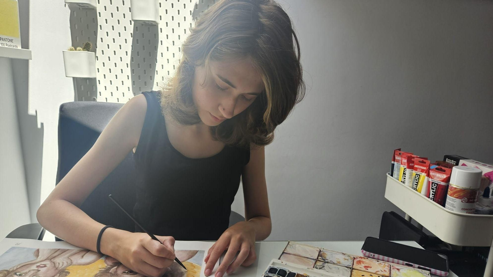 Carla Fernández, ultimando una de sus obras para la exposición.
