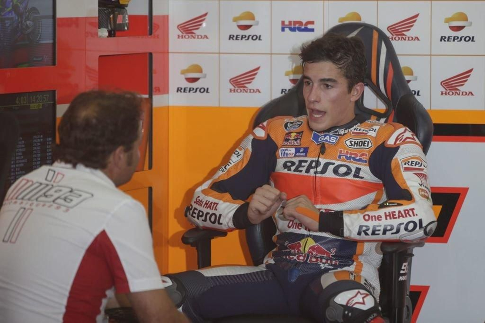 Marc Márquez charla con un miembro de su equipo.
