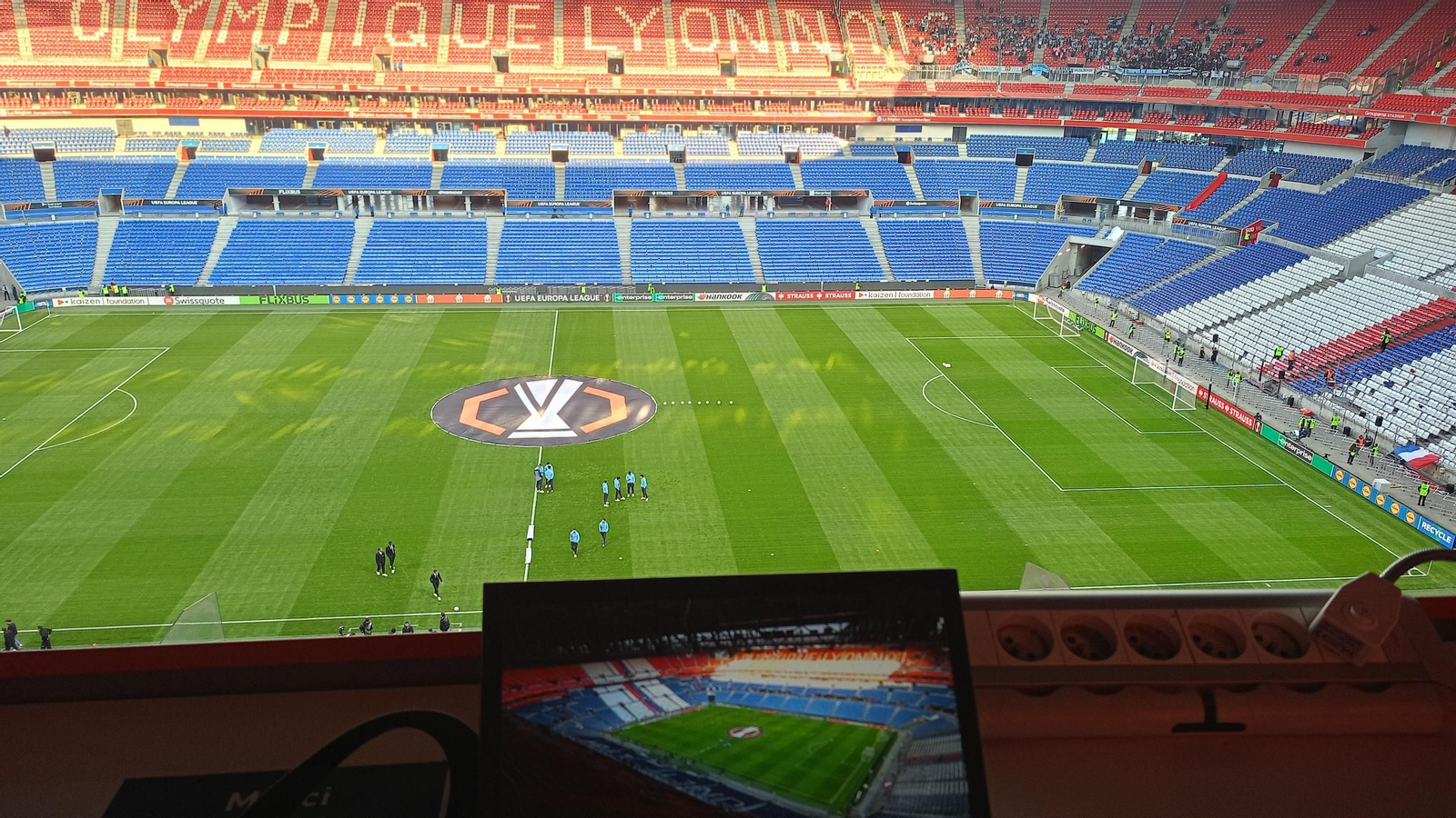 Imagen del Groupama Stadium desde la tribuna de prensa, que tiene mucho espacio.