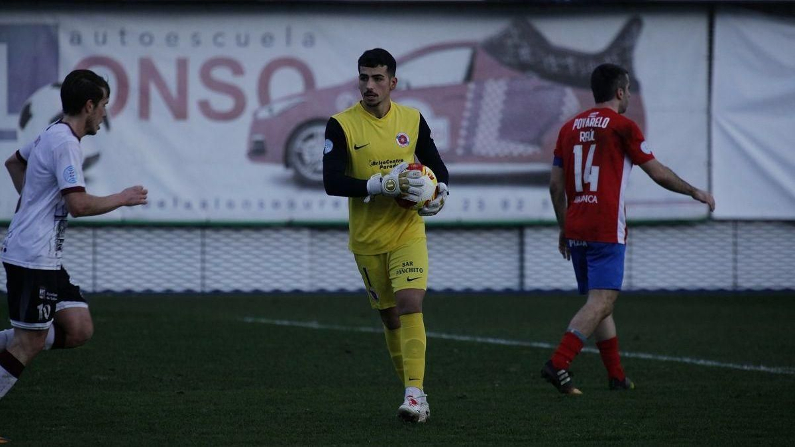 Manu Vizoso, guardameta de la UD Ourense, en un partido en O Couto.