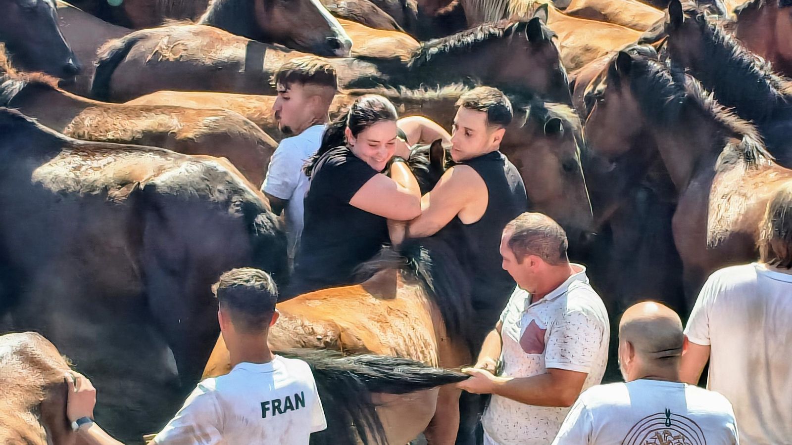 Alba fue una de las aloitadoras que se atrevió con dos equinos.