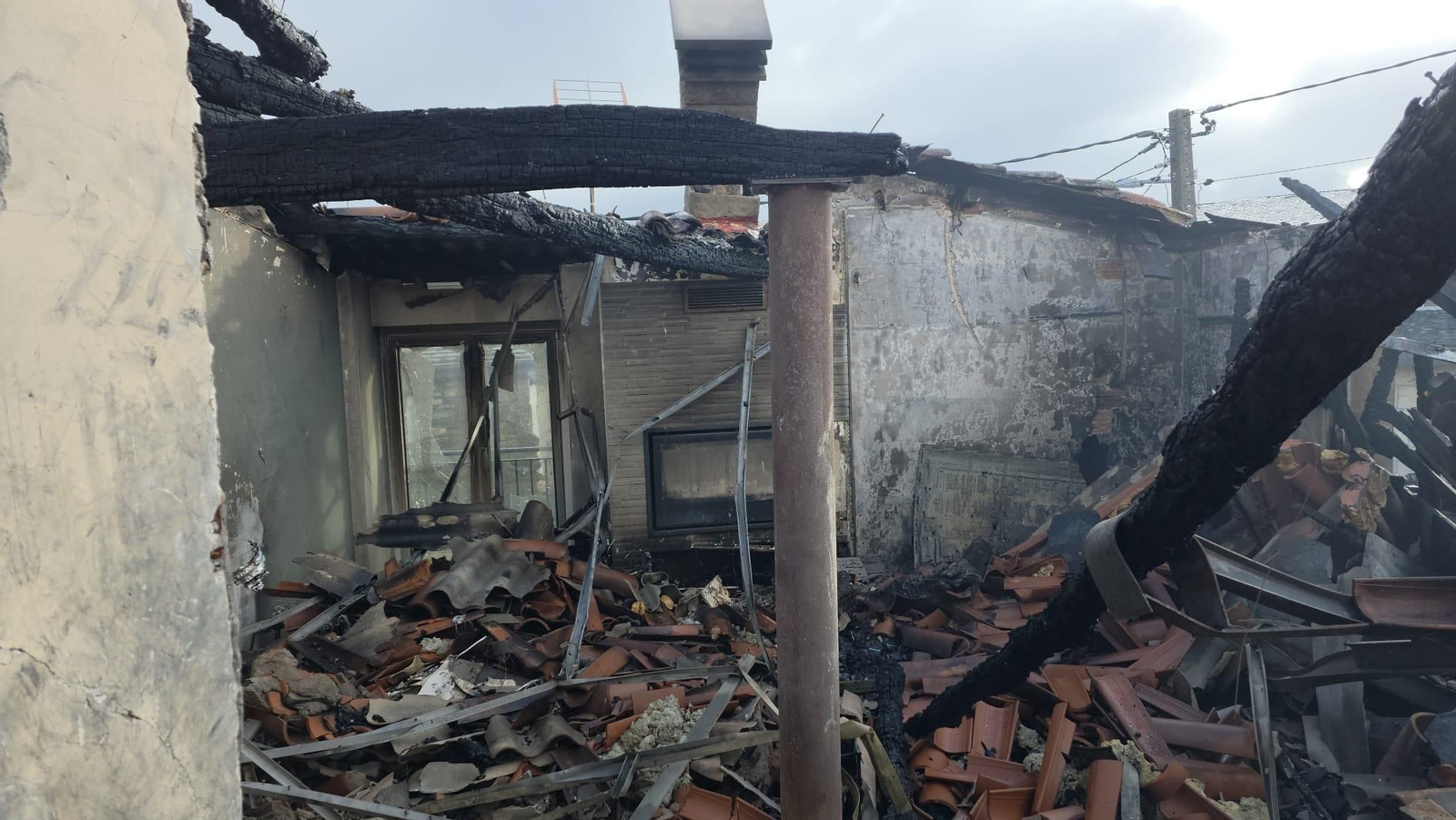 Galería | Así quedó la casa calcinada por el fuego en un incendio en la aldea de Castro, en A Pobra de Trives
