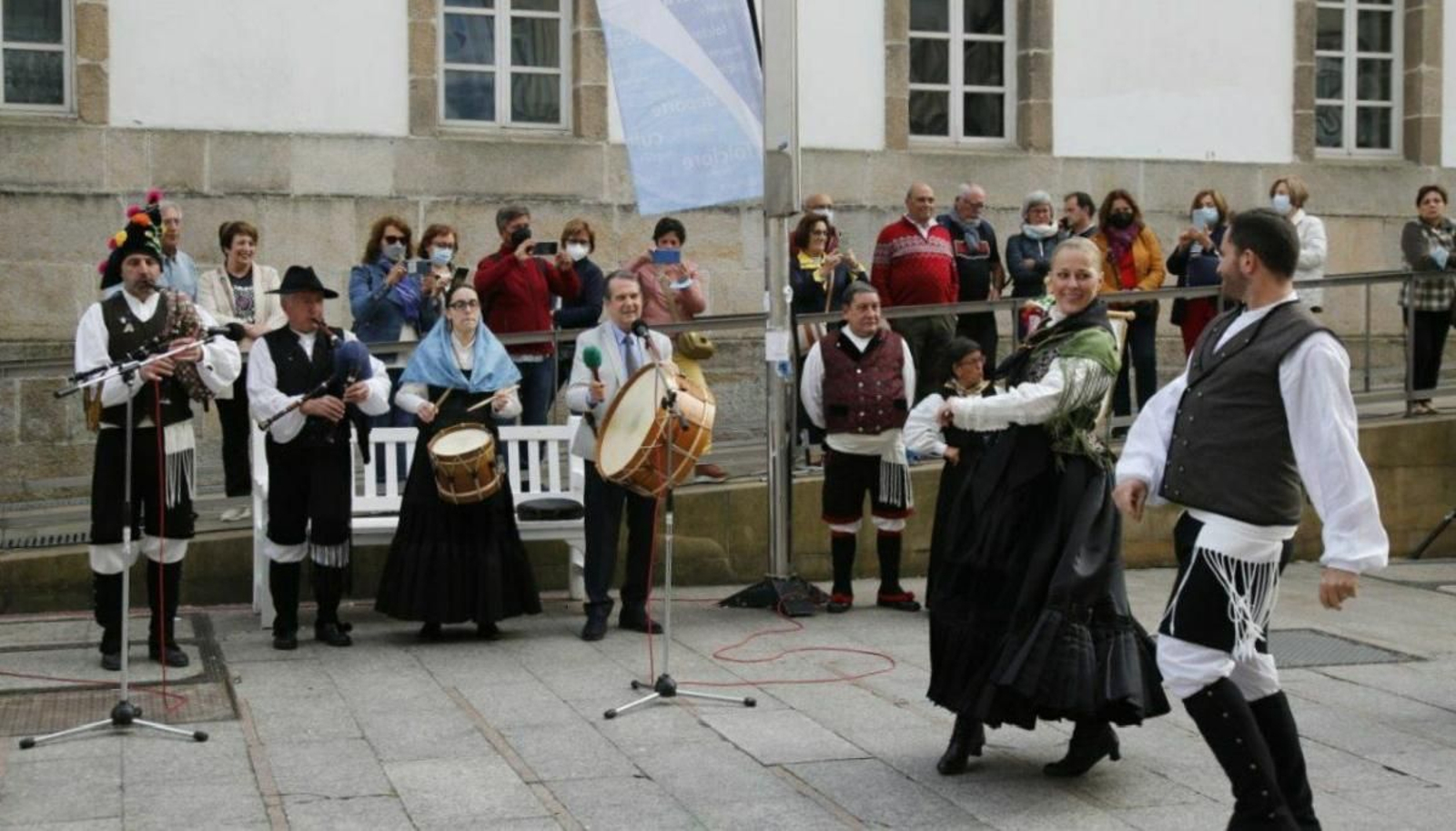 Música y baile ante el Marco, ayer por la tarde, con Caballero con el bombo.