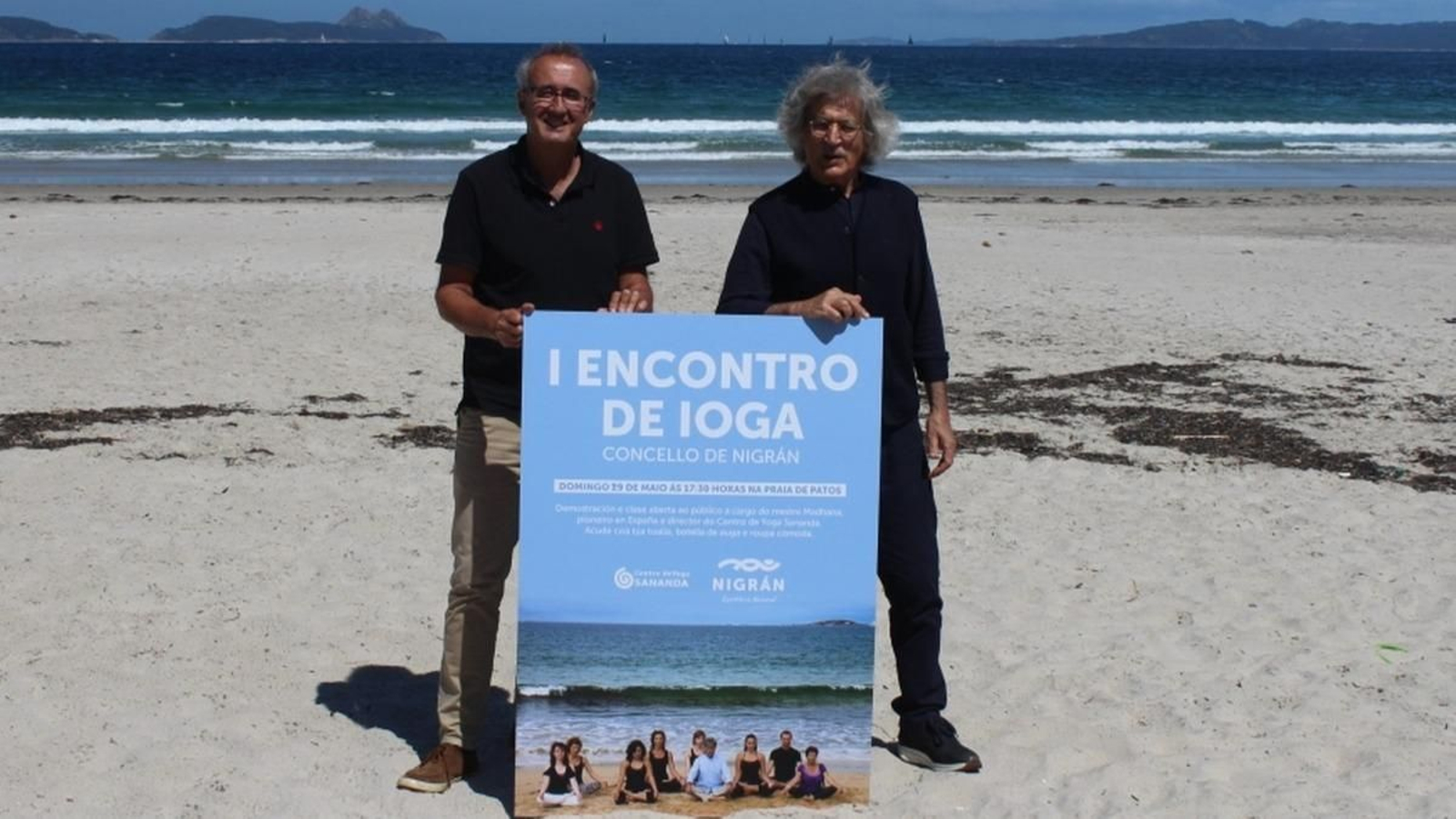 El alcalde de Nigrán, Juan González, y el maestro Madhana Manuel Agulla en el arenal de Patos.