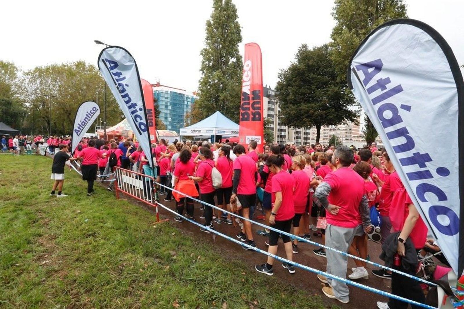 El color rosa abarrotó la Avenida de Castelao - JV Landín 191