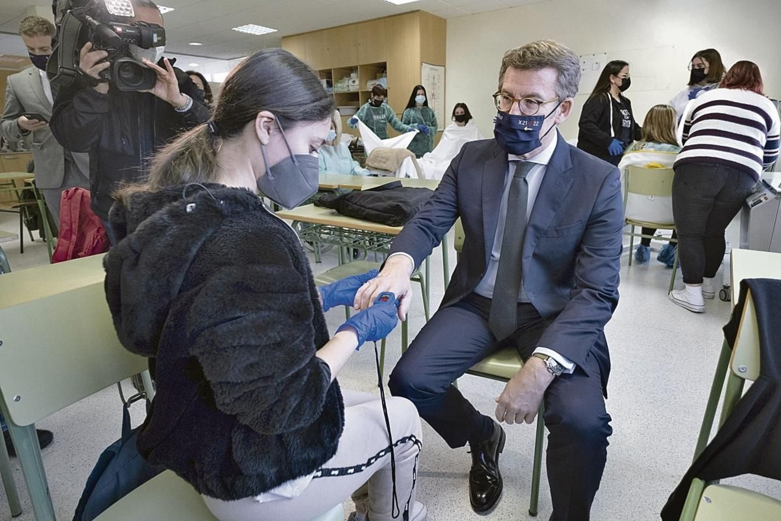 Núñez Feijóo, durante un taller sanitario de Formación Profesional en un centro de Santiago de Compostela.